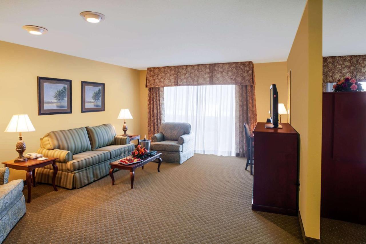 Clarion Hotel & Suites Convention Center Fredericksburg Extérieur photo