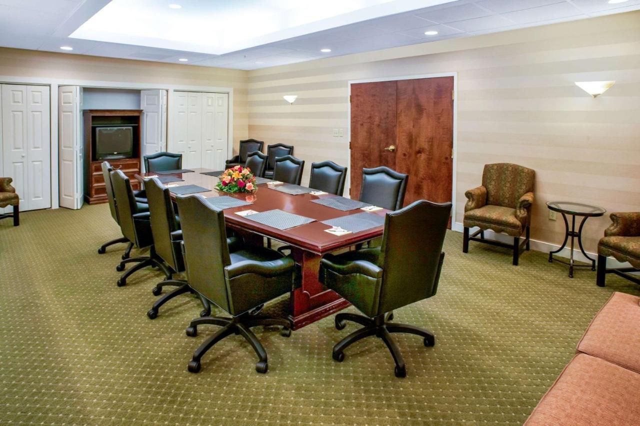 Clarion Hotel & Suites Convention Center Fredericksburg Extérieur photo