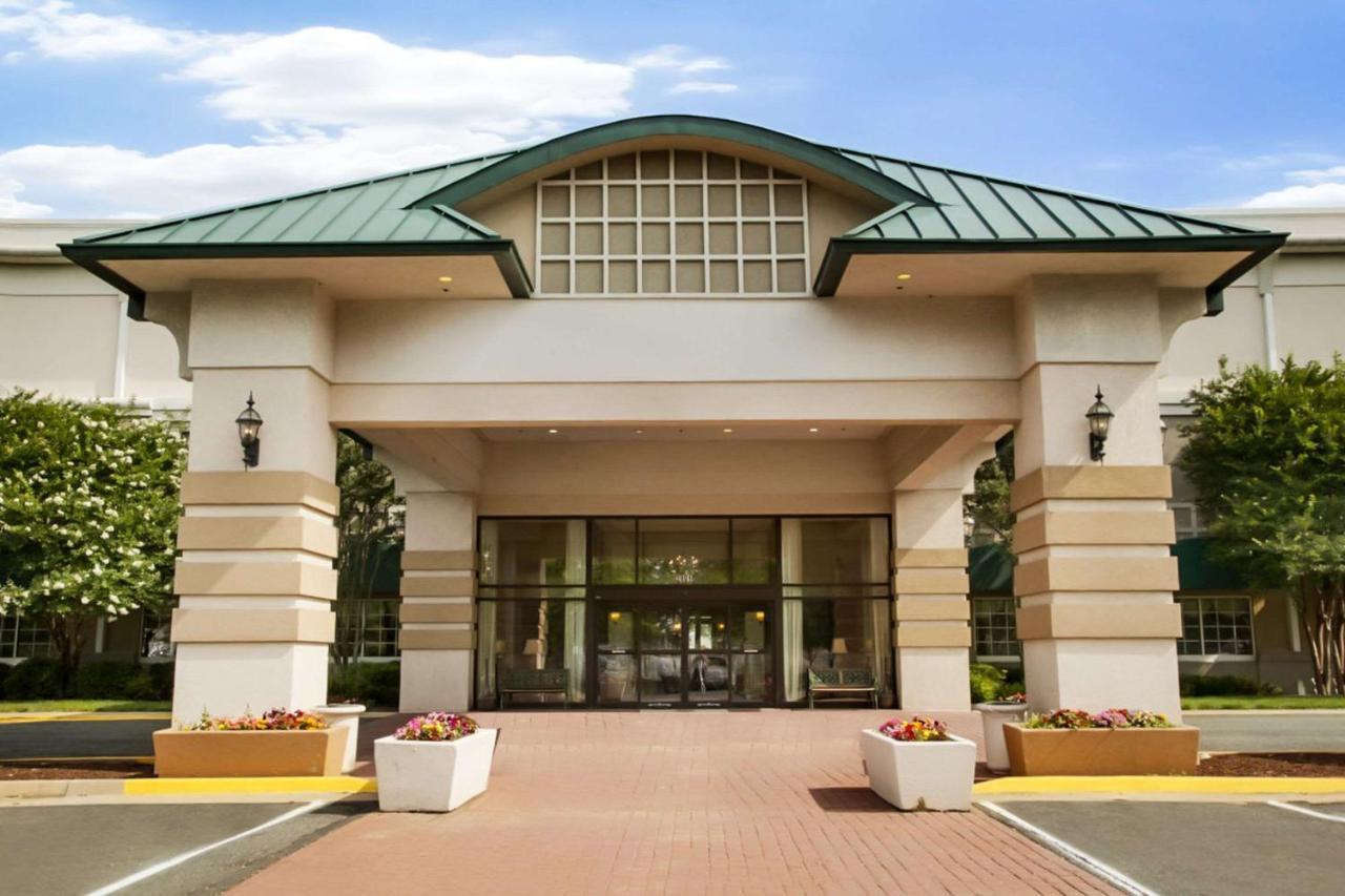 Clarion Hotel & Suites Convention Center Fredericksburg Extérieur photo
