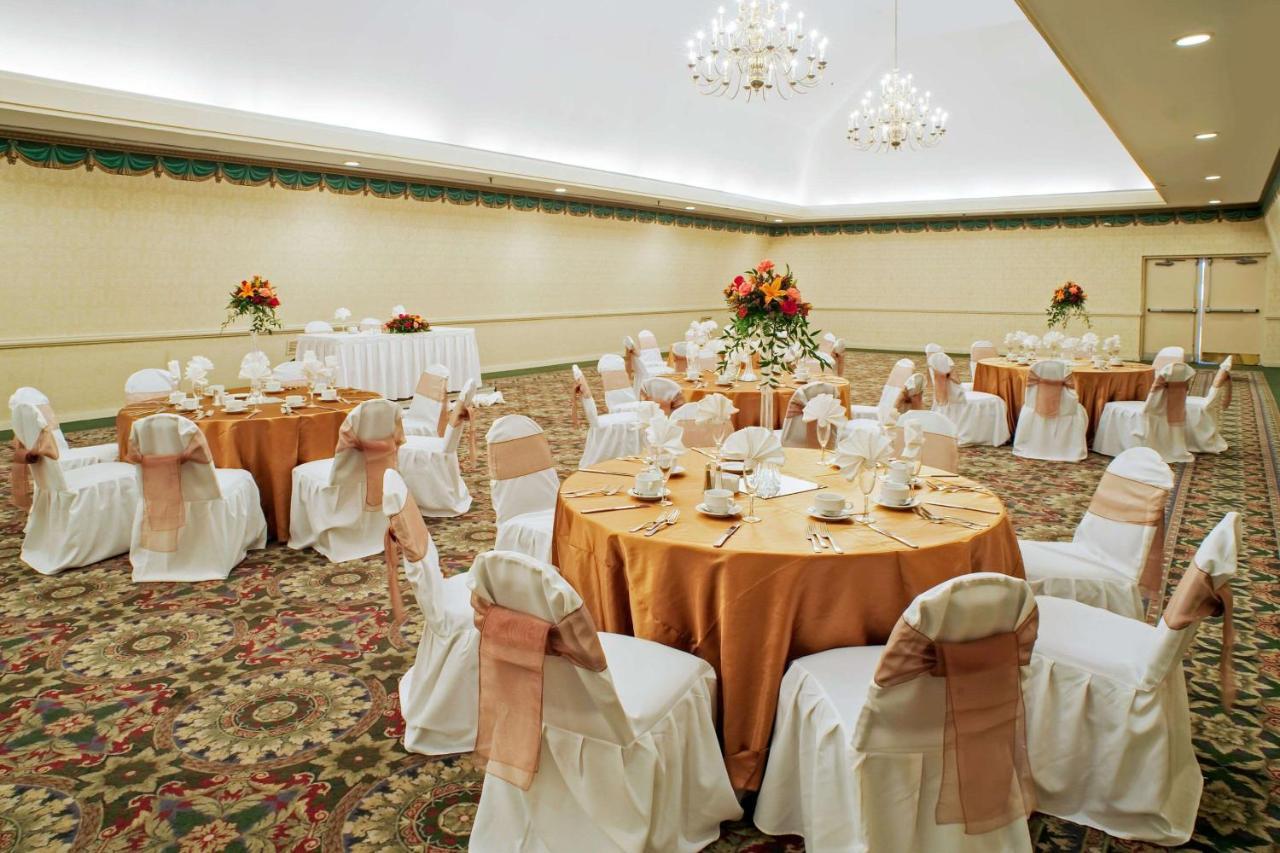 Clarion Hotel & Suites Convention Center Fredericksburg Extérieur photo
