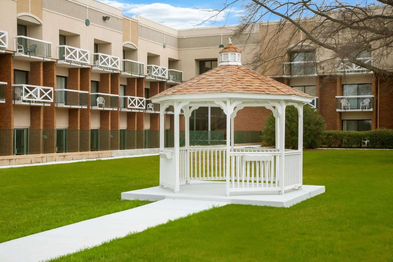 Clarion Hotel & Suites Convention Center Fredericksburg Extérieur photo