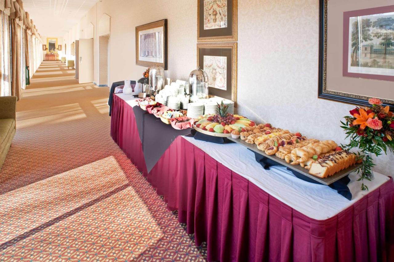 Clarion Hotel & Suites Convention Center Fredericksburg Extérieur photo
